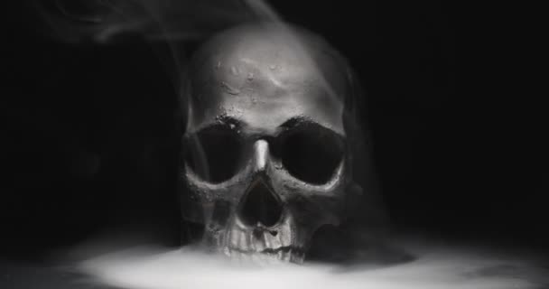Velas Crânio Humano Escuridão Closeup Imagens — Vídeo de Stock