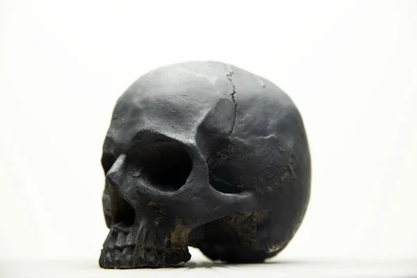 Spooky Scuro Cranio Nero Aginast Sfondo Bianco Primo Piano — Foto Stock