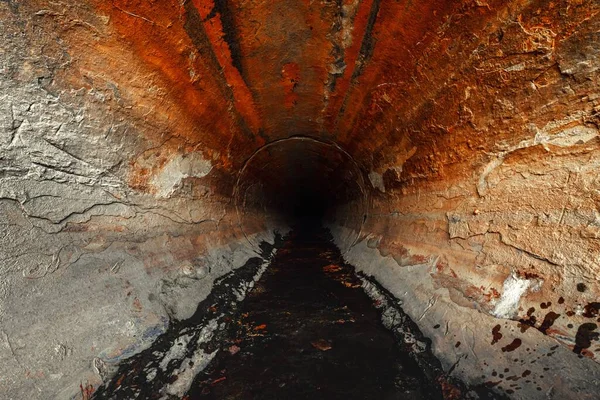 Stor Avloppstunnel Med Smuts Som Rinner Vinkel Skott — Stockfoto