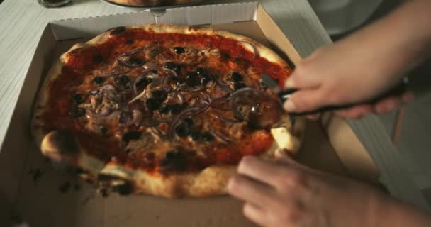 Deliciosa Pizza Cortada Rodajas Sobre Mesa — Vídeos de Stock