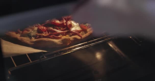 Домашню Піцу Перевіряють Духовці — стокове відео