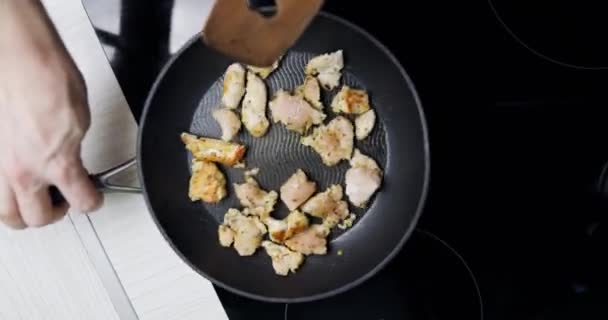 Preparación Pollo Frito Bajo Grasa Para Cena Placas Inducción — Vídeo de stock
