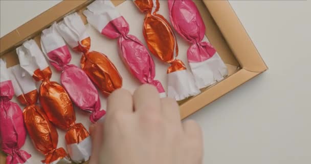 Mann Pflückt Weihnachtsschokolade Aus Schachtel Von Oben — Stockvideo