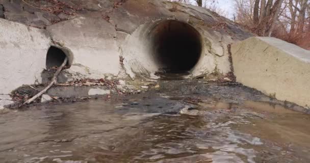 Großer Abwassertunnel Aus Dem Schmutz Herausfließt — Stockvideo