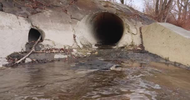 Grote Riooltunnel Met Vuil Dat Naar Buiten Stroomt — Stockvideo