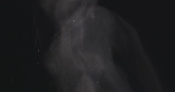 Dampf Steigt Vor Dunklem Hintergrund Von Unten Auf — Stockvideo