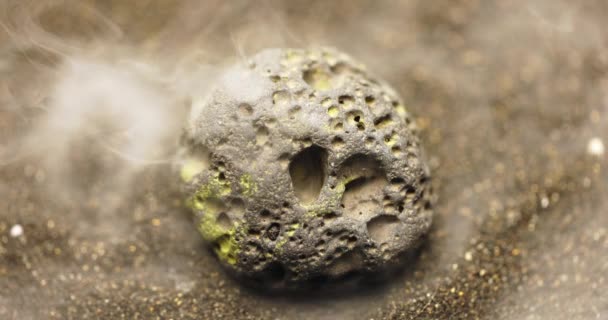 Rauch Wirbelt Kleinen Meteoritenstein — Stockvideo