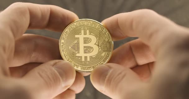 Inspeccionar Bitcoin Físico Sostenido Las Manos Cerca — Vídeos de Stock