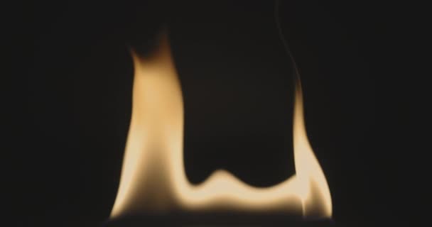 Fuego bailando sobre fondo oscuro 120fps cámara lenta loopable — Vídeos de Stock
