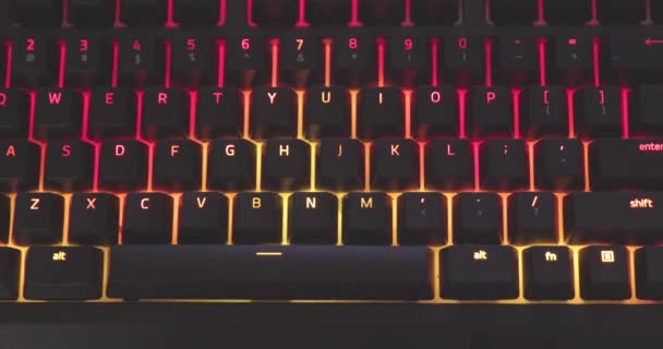 Gros plan des touches lumineuses mécaniques du clavier en mouvement — Video