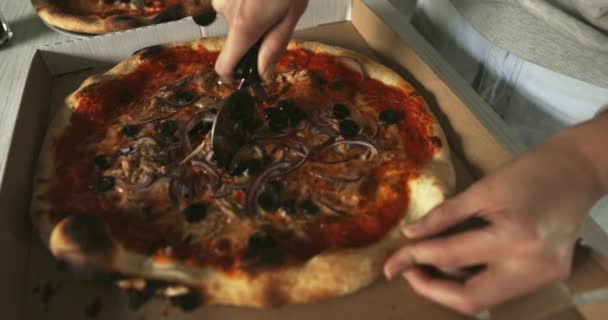 Deliciosa pizza cortada en rodajas sobre la mesa — Vídeos de Stock