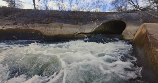 污物流出的大型污水隧道 — 图库视频影像