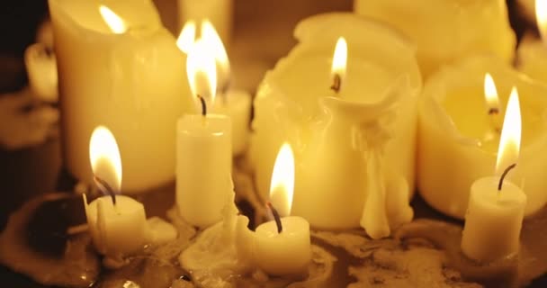 Svíčky zářící na tmavém pozadí — Stock video