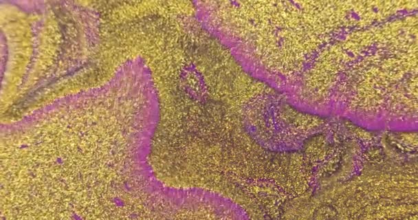 Particulele de aur se dizolvă în lichid roz — Videoclip de stoc
