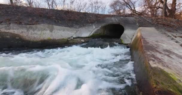 Großer Abwassertunnel, aus dem Schmutz herausfließt — Stockvideo