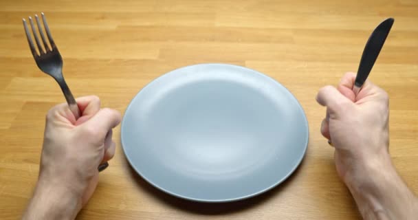 Exigiendo comida en las imágenes del bucle de mesa — Vídeos de Stock