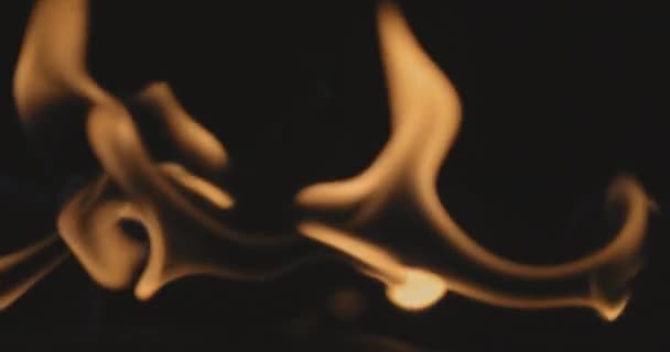 Feuertanz vor dunklem Hintergrund 120fps Zeitlupe loopable Filmaufnahmen — Stockvideo