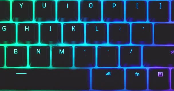 Крупним планом ілюміновані механічні клавіші клавіатури в русі — стокове відео