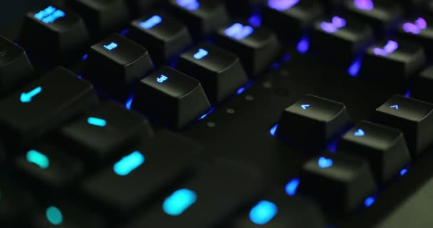 Fechar as teclas de teclado mecânicas iluminadas em movimento — Vídeo de Stock