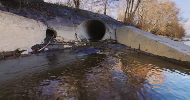 Большой канализационный тоннель с вытекающей грязью — стоковое видео