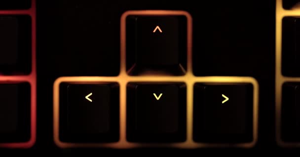 Primer plano iluminado brillante teclado mecánico — Vídeos de Stock