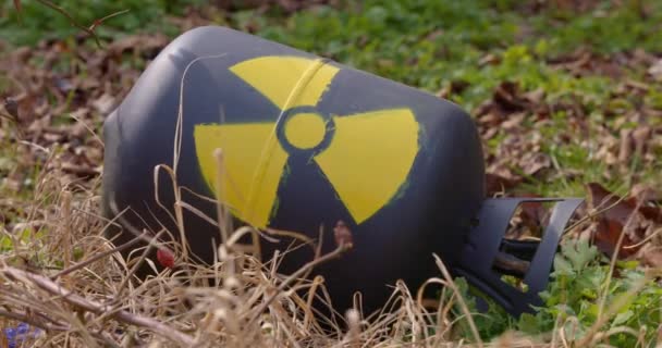 Radioactief afval dat als afval wordt weggegooid — Stockvideo
