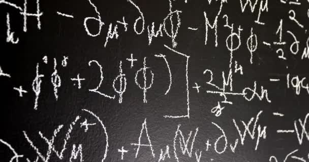 Pizarra de tiza negra oscura con fórmulas matemáticas en ella — Vídeos de Stock