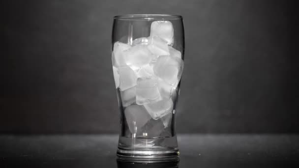 Derretimiento de hielo en vidrio transparente — Vídeo de stock