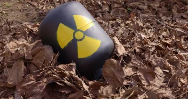 Radioaktiver Abfall als Müll entsorgt — Stockvideo