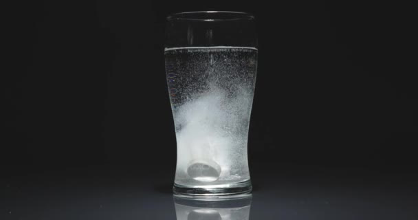 錠剤は水に落ち、スローモーションで溶解します — ストック動画