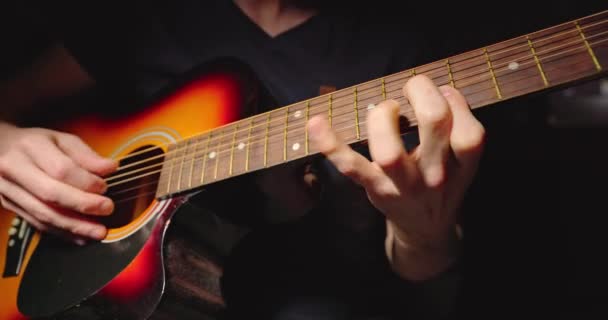 Игра на записи крупным планом гитары — стоковое видео
