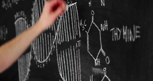 Placa de giz preta escura com molécula de dna de desenho de homem — Vídeo de Stock