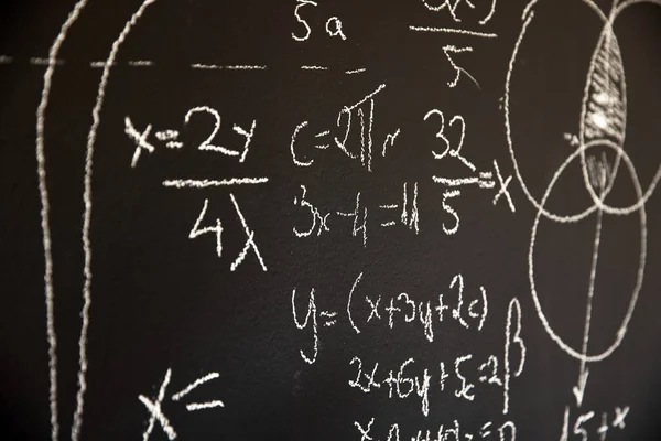 Fórmulas matemáticas na placa de giz preta escura — Fotografia de Stock