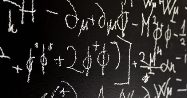 Pizarra de tiza negra oscura con fórmulas matemáticas en ella — Vídeo de stock