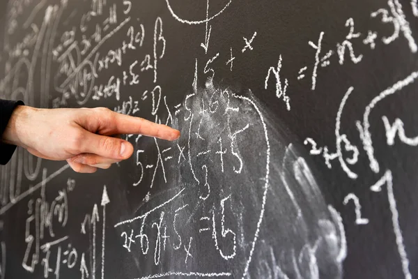 Siyah tebeşir tahtasında matematiksel formüller — Stok fotoğraf