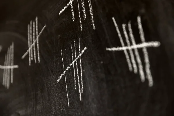 Counting with lines on dark black chalk board — Stock Photo, Image