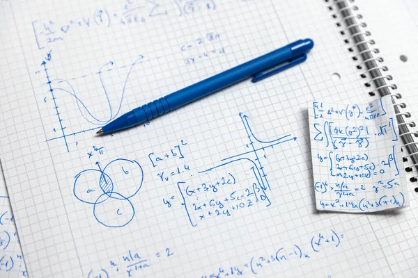 Defterde matematik el yazısı yakın plan — Stok fotoğraf