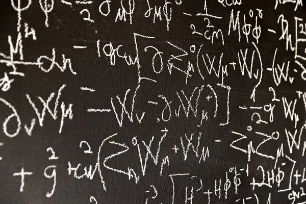 Μαθηματικοί τύποι σε μαύρο πίνακα κιμωλίας — Φωτογραφία Αρχείου