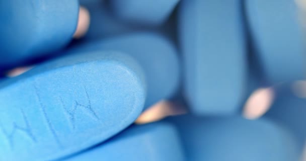 Вращение больших синих медицинских таблеток вблизи — стоковое видео