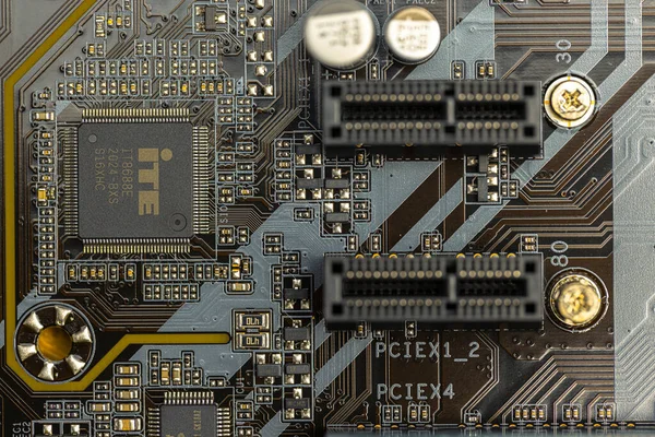 Close-up van het computerbord met geleiders — Stockfoto