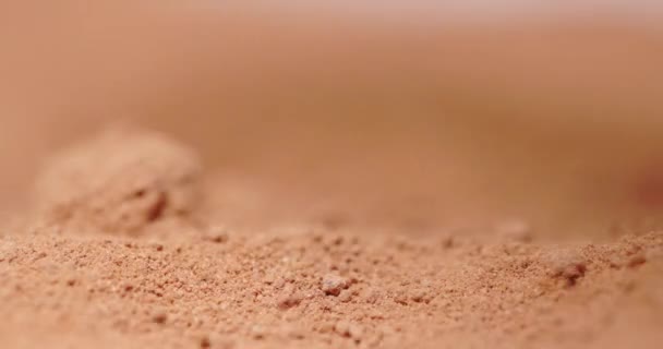 Σκόνη που ρέει ως άμμος σαν αντικείμενο closeup — Αρχείο Βίντεο