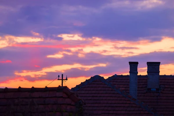 Förort scen med solnedgång och dramatisk himmel — Stockfoto