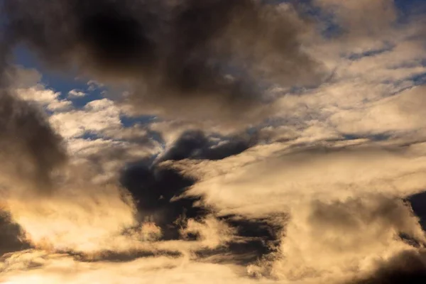 Zonsondergang met dramatische hemel closeup foto — Stockfoto