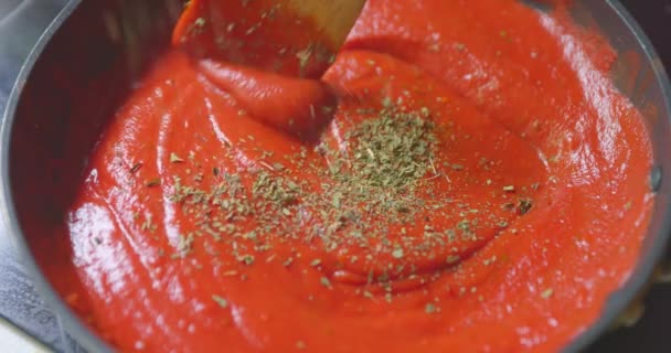 Готовится томатный соус в жарящей ручке — стоковое видео
