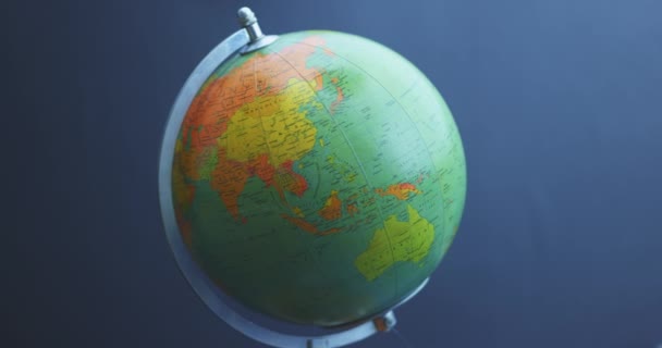 Close-up van draaiende globe op zwart — Stockvideo