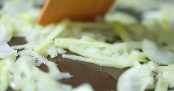 Обсмажування цибулі в сковороді крупним планом відео — стокове відео