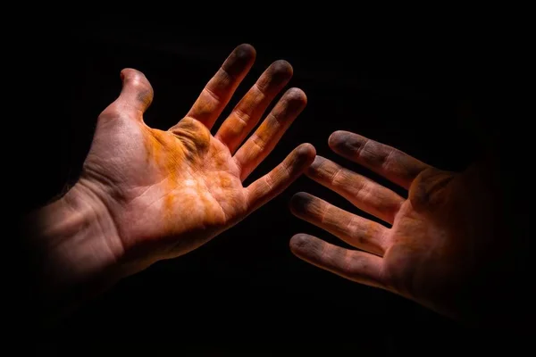 열심 히 일하는 사람의 손이 감겨 있다 — 스톡 사진