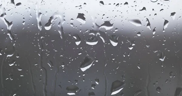 Strömmar av regndroppar på fönsterglas — Stockfoto