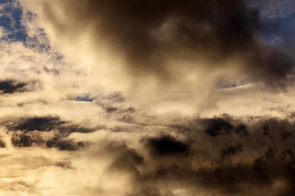 Zonsondergang met dramatische hemel closeup foto — Stockfoto