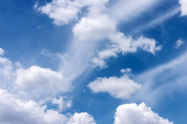 Fluffy cloud agains blue sky — Stock Photo, Image